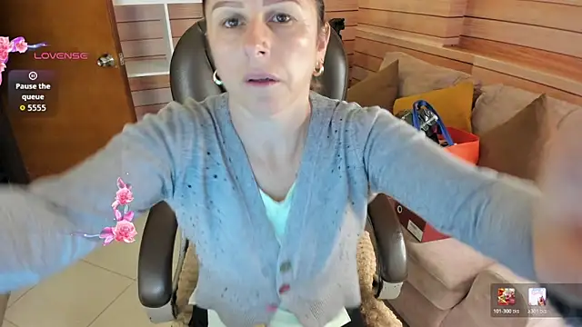 Snapshot of Victoria_collins_1 chatting on 05-06-26, 10:53 Victoria collins 1 online show from 05-06-26, 10:53