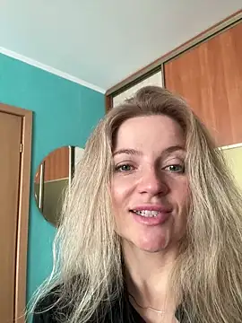 Snapshot of AlisonXCristal chatting on 04-14-26, 09:26 AlisonXCristal online show from 04-14-26, 09:26