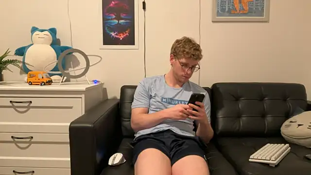 Snapshot of BlueEyedTallGuy94 chatting on 12-14-24, 08:13 BlueEyedTallGuy94 online show from 12-14-24, 08:13