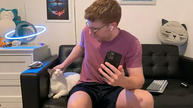 Snapshot of BlueEyedTallGuy94 chatting on 12-19-24, 08:55 BlueEyedTallGuy94 online show from 12-19-24, 08:55