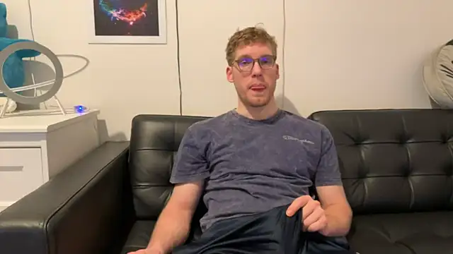 Snapshot of BlueEyedTallGuy94 chatting on 12-25-24, 10:59 BlueEyedTallGuy94 online show from 12-25-24, 10:59