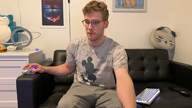 Snapshot of BlueEyedTallGuy94 chatting on 12-30-24, 07:04 BlueEyedTallGuy94 online show from 12-30-24, 07:04