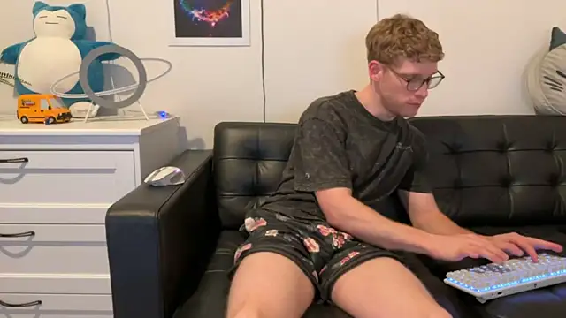 Snapshot of BlueEyedTallGuy94 chatting on 01-09-25, 04:52 BlueEyedTallGuy94 online show from 01-09-25, 04:52