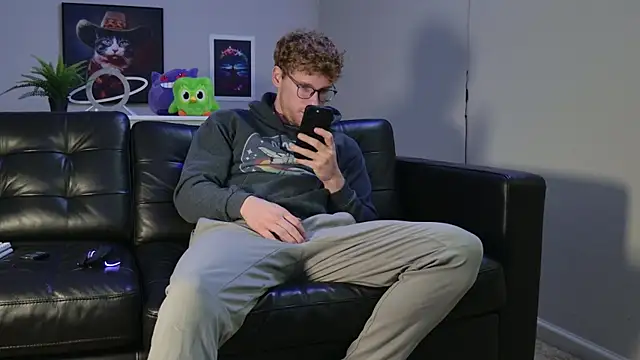 Snapshot of BlueEyedTallGuy94 chatting on 10-11-25, 08:40 BlueEyedTallGuy94 online show from 10-11-25, 08:40