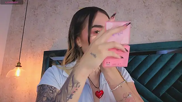 Lucy Vega online show from 10-04-25, 04:32