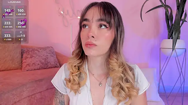 Lucy Vega online show from 11-11-25, 03:39