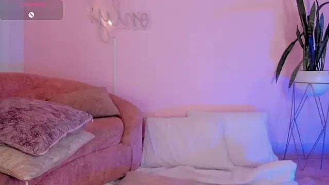 Lucy Vega online show from 11-20-25, 04:01