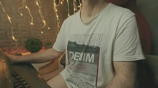 Snapshot of alex-volo chatting on 12-15-25, 04:50 alex-volo online show from 12-15-25, 04:50