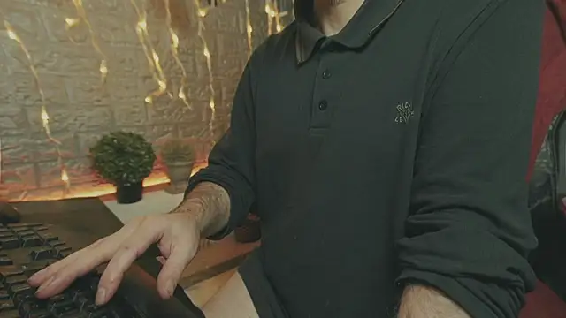 Snapshot of alex-volo chatting on 12-20-25, 08:32 alex-volo online show from 12-20-25, 08:32