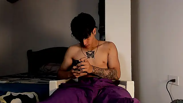 Snapshot of Snakebutterfly chatting on 12-22-24, 06:39 Snakebutterfly online show from 12-22-24, 06:39