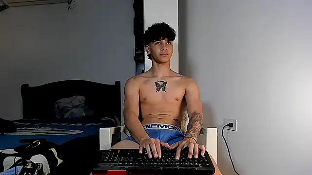 Snapshot of Snakebutterfly chatting on 12-25-24, 03:18 Snakebutterfly online show from 12-25-24, 03:18