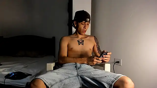 Snapshot of Snakebutterfly chatting on 01-09-25, 06:59 Snakebutterfly online show from 01-09-25, 06:59