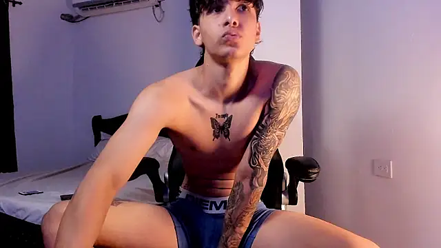 Snapshot of Snakebutterfly chatting on 01-22-25, 11:32 Snakebutterfly online show from 01-22-25, 11:32