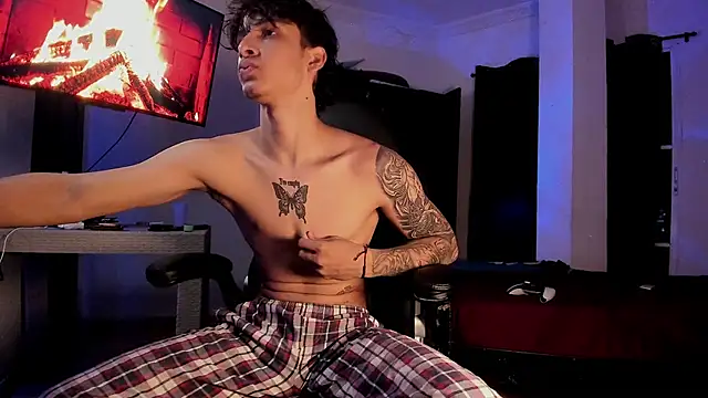 Snapshot of Snakebutterfly chatting on 02-08-25, 06:33 Snakebutterfly online show from 02-08-25, 06:33