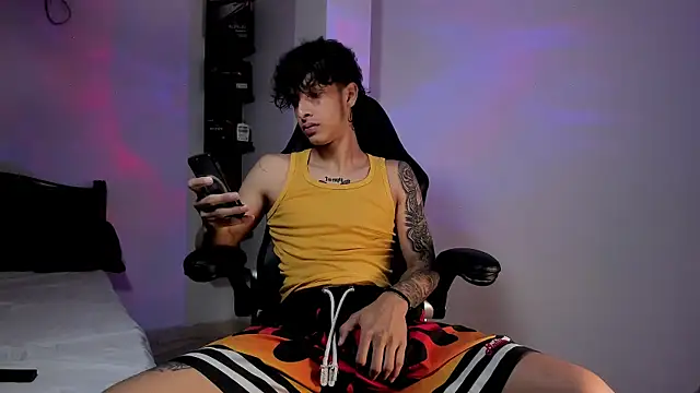 Snapshot of Snakebutterfly chatting on 03-18-25, 07:08 Snakebutterfly online show from 03-18-25, 07:08