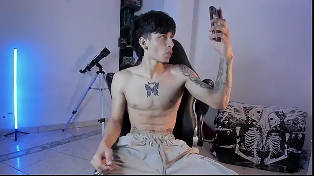 Snapshot of Snakebutterfly chatting on 10-19-25, 06:03 Snakebutterfly online show from 10-19-25, 06:03