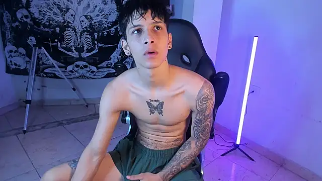 Snapshot of Snakebutterfly chatting on 01-06-26, 04:16 Snakebutterfly online show from 01-06-26, 04:16