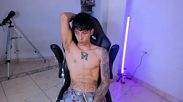 Snapshot of Snakebutterfly chatting on 01-07-26, 09:01 Snakebutterfly online show from 01-07-26, 09:01