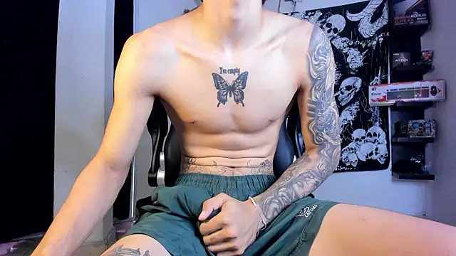 Snapshot of Snakebutterfly chatting on 03-04-26, 03:18 Snakebutterfly online show from 03-04-26, 03:18