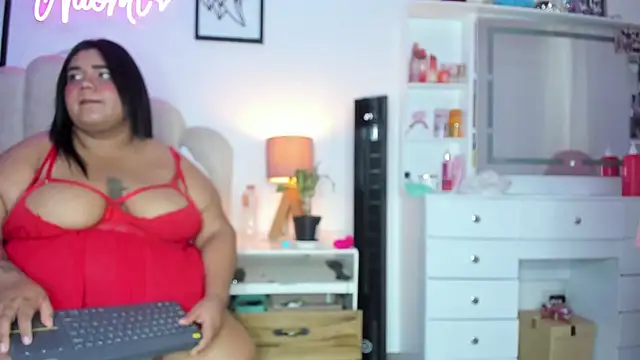Snapshot of NaomiAsha chatting on 06-05-26, 12:33 NaomiAsha online show from 06-05-26, 12:33