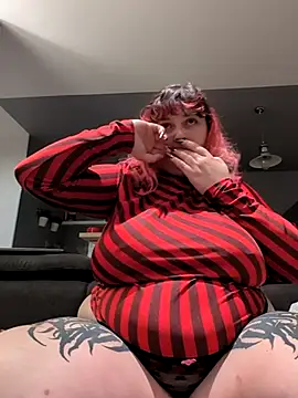 Snapshot of LadyRochester chatting on 10-25-25, 01:13 LadyRochester online show from 10-25-25, 01:13