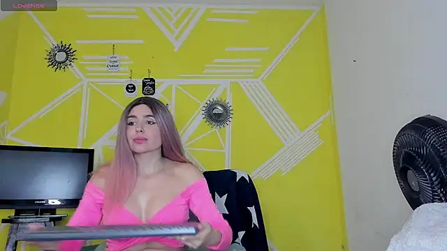 Snapshot of Nikolle_Rouss chatting on 12-05-25, 03:59 Nikolle Rouss online show from 12-05-25, 03:59