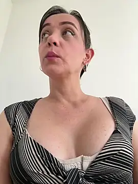 Snapshot of natalie_cowens chatting on 06-17-26, 10:00 natalie cowens online show from 06-17-26, 10:00
