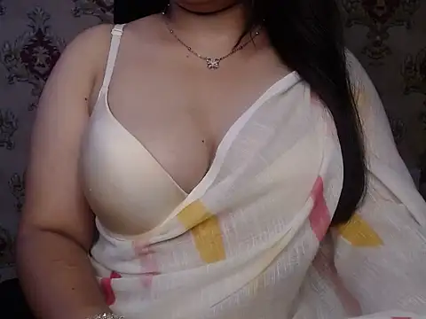 Snapshot of MiniBeast chatting on 10-29-25, 02:19 MiniBeast online show from 10-29-25, 02:19