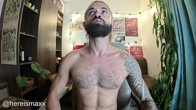 Snapshot of MaxG__ chatting on 10-29-25, 01:41 MaxG online show from 10-29-25, 01:41