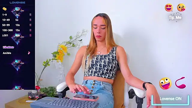 Snapshot of Linda_Crawford chatting on 02-18-25, 04:48 Linda Crawford online show from 02-18-25, 04:48