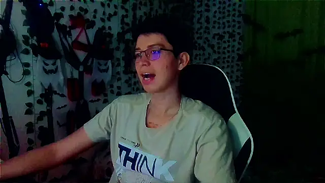 Snapshot of Andy_gray chatting on 10-29-25, 11:23 Andy gray online show from 10-29-25, 11:23