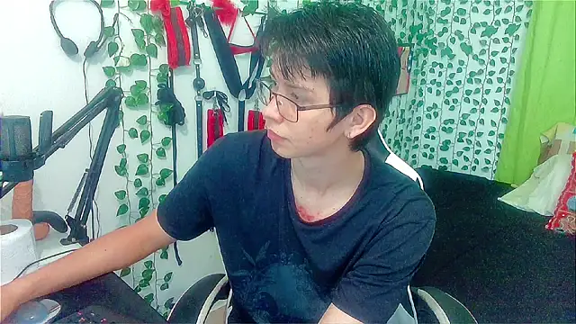 Snapshot of Andy_gray chatting on 01-12-26, 04:45 Andy gray online show from 01-12-26, 04:45