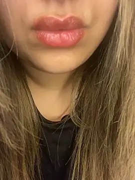 Snapshot of yassminsexy22 chatting on 02-14-26, 12:35 yassminsexy22 online show from 02-14-26, 12:35