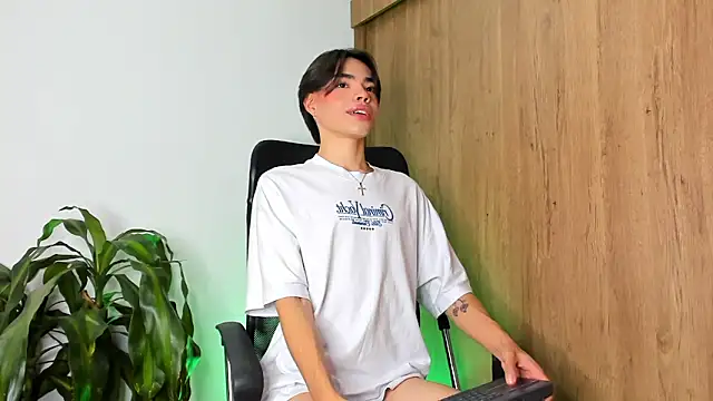 Snapshot of Julifoxx chatting on 02-05-25, 10:12 Julifoxx online show from 02-05-25, 10:12