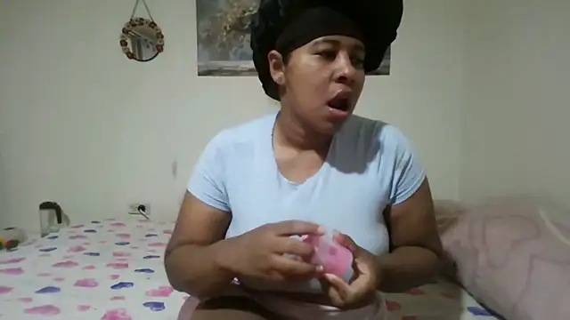 Snapshot of Ivon-09 chatting on 05-25-26, 12:00 Ivon-09 online show from 05-25-26, 12:00