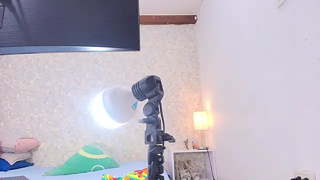 Snapshot of nicol_f chatting on 10-31-25, 07:15 nicol f online show from 10-31-25, 07:15