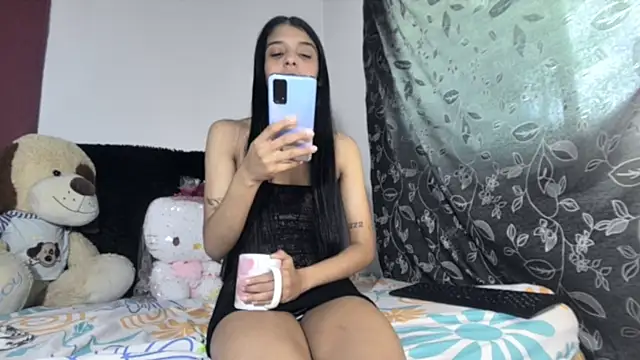 Snapshot of Michi_sexy chatting on 10-21-25, 01:23 Michi sexy online show from 10-21-25, 01:23