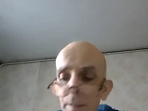 Snapshot of mariusica1@xh chatting on 11-25-25, 11:10 mariusica1xh online show from 11-25-25, 11:10