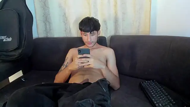 Snapshot of Henrikk_senn chatting on 10-15-25, 09:48 Henrikk senn online show from 10-15-25, 09:48