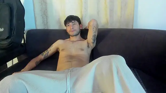 Snapshot of Henrikk_senn chatting on 10-17-25, 10:01 Henrikk senn online show from 10-17-25, 10:01