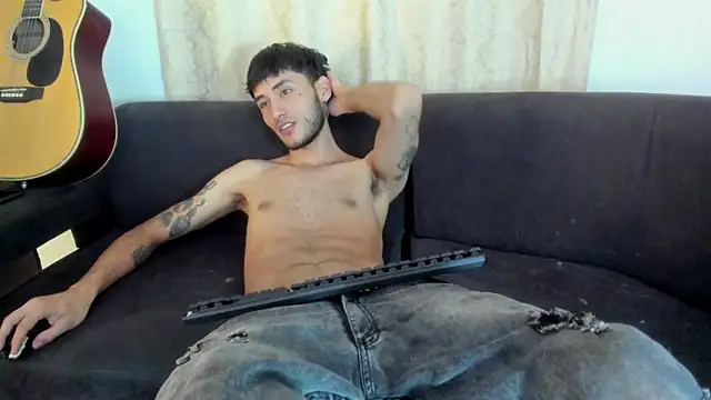 Snapshot of Henrikk_senn chatting on 11-08-25, 11:32 Henrikk senn online show from 11-08-25, 11:32