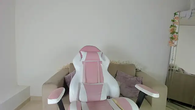 Charlotte cowell sub1  online show from 12-19-24, 04:45