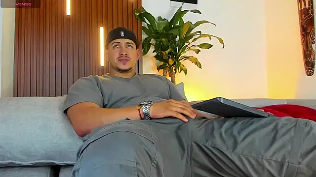 lucasanto  online show from 11-04-25, 01:38