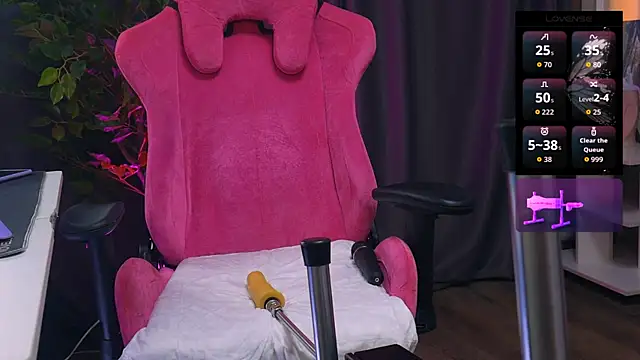 Snapshot of ley_tori chatting on 10-27-25, 02:26 ley tori online show from 10-27-25, 02:26