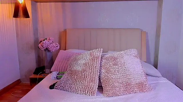 Snapshot of CamilleLynn chatting on 11-07-25, 01:49 CamilleLynn online show from 11-07-25, 01:49