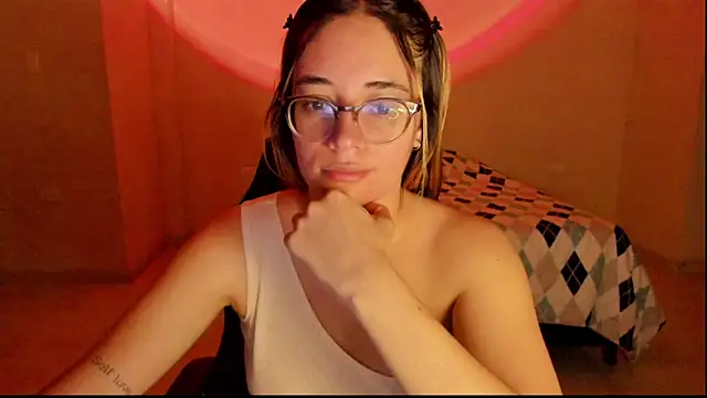 Snapshot of atenas_05_ chatting on 10-08-25, 09:29 atenas 05 online show from 10-08-25, 09:29