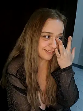 Snapshot of cansuozell chatting on 10-25-25, 08:03 cansuozell online show from 10-25-25, 08:03