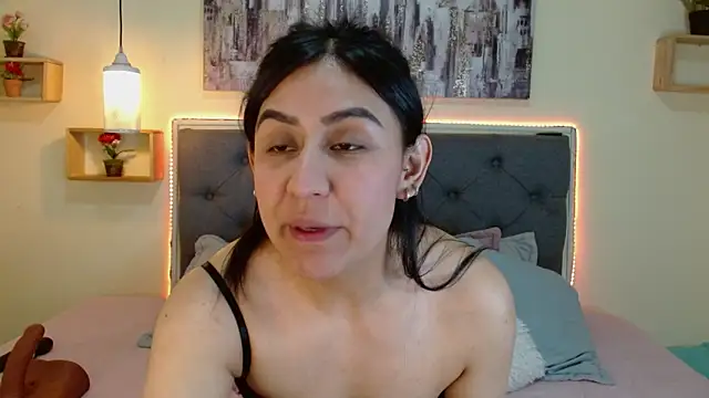 mia aira online show from 12-18-25, 03:51