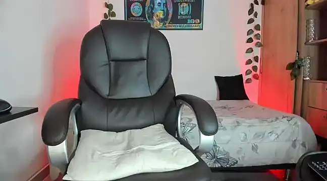 Snapshot of mikee_scooth chatting on 02-25-25, 06:47 mikee scooth online show from 02-25-25, 06:47