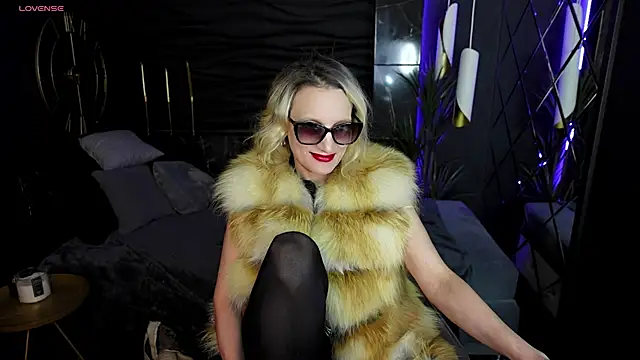 Queen Anna  online show from 12-14-24, 04:42